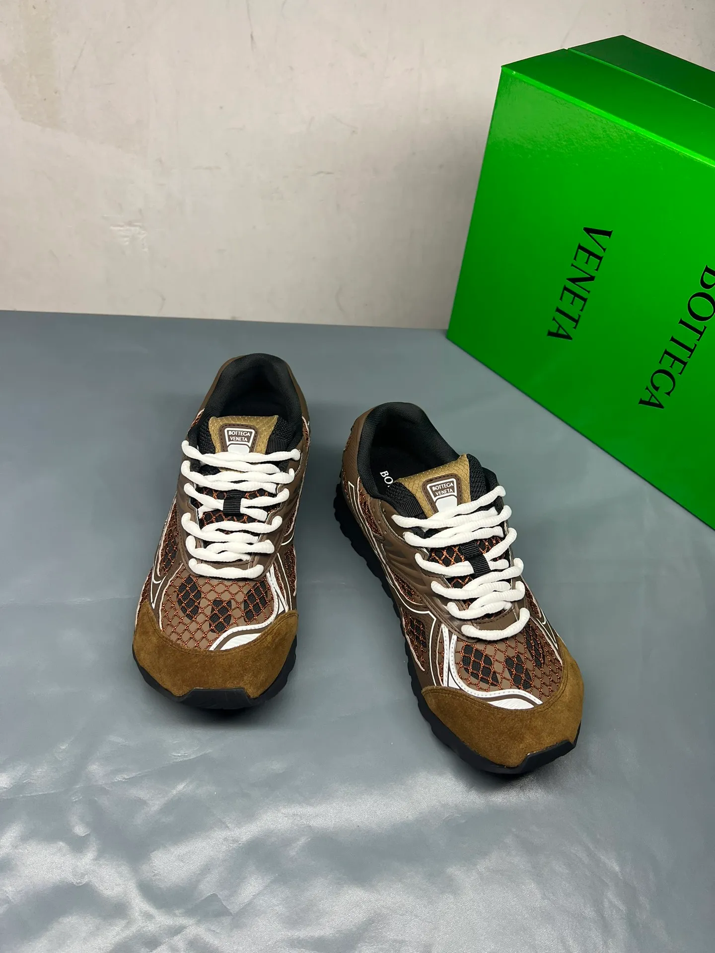 👟👟Ex-factory price 600👟👟 Men's size +10 Real photos 🔥🔥BV Orbit sneakers Wang Yibo's same style couple's dad shoes Runner sneakers, made of lightweight technical mesh fabric. Matched with geometric pattern designed rubber outsole, Wang Zha series high version. Look for the package technology. It is actually a lot taller, but the legs are still slim. Very nice, playable and durable. Matched to the standard💯 Package shoe technology. Look for the high version. The outsole is made of color-blocked TPU outsole. Women's model 35 36 37 38 39 40 41 42 (40 41 42 43 44 45 customized) (Customer logo can be accepted without refund or exchange at a favorable price) Equipped with original packaging